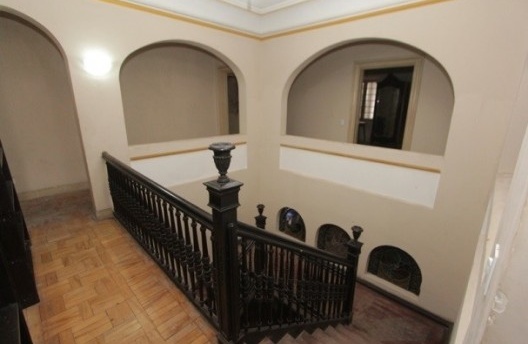 Vista da escada em madeira, a partir do pavimento superior