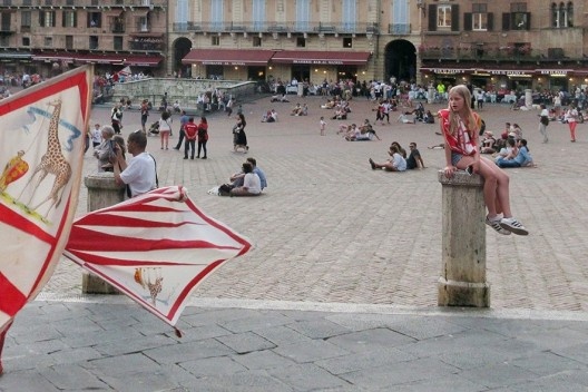 Encarapitada em um marco urbano, a linda dinamarquesa Anelise Andersen, descendente direta do escritor Hans Christian Andersen, famoso por seus contos infantis, aguarda seu namorado brasileiro, convicta que tinha explicado direitinho o ponto de encontro.