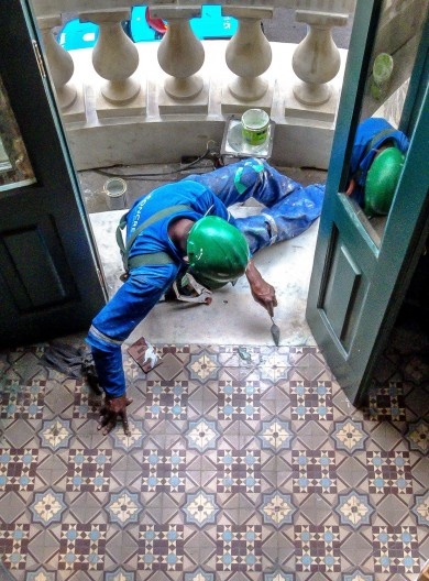 Exposição “As mãos que restauram o tempo: um olhar fotográfico”, módulo Trabalho, curadoria de Luiz Antonio Lopes de Souza