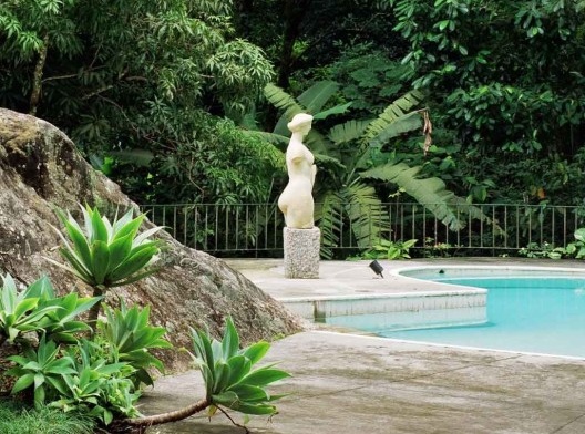 Casa das Canoas, escultura feminina de Alfredo Ceschiatti