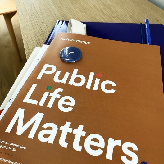 Apostila e crachá que recebemos no primeiro dia de aula no escritório de Jan Gehl