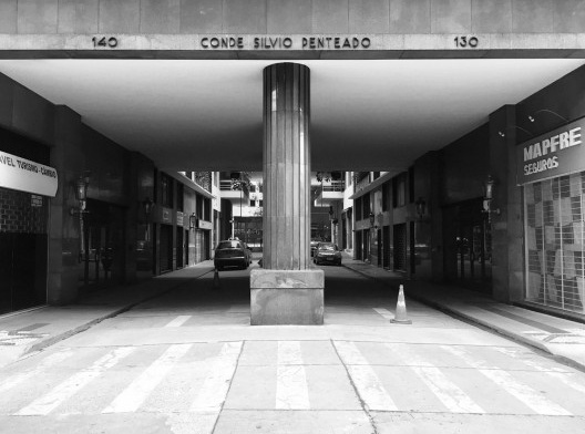 A proteção do passeio público proporcionada pela projeção das varandas existentes no embasamento comercial do Edifício Metrópole (1959) de Salvador Candia e Gian Carlo Gasperini e passagem existente no térreo do Edifício Conde Silvio Penteado (1951) de Ri