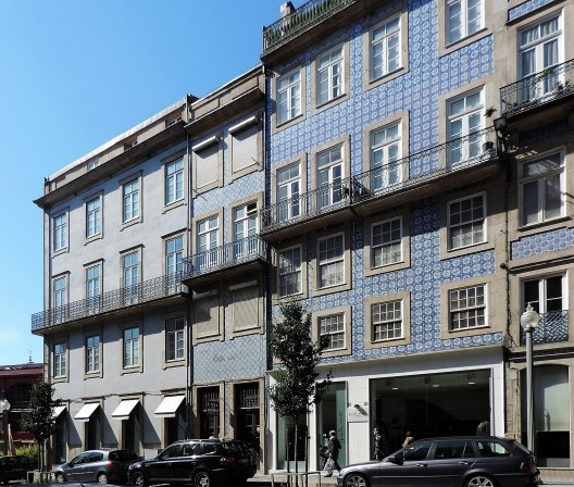 Porto, rua de Mouzinho da Silveira, próximo ao Mercado Ferreira Borges (ao fundo, à esquerda). Renovações fachadistas recentes