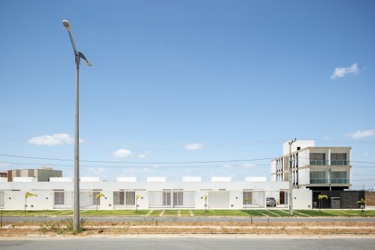 Casas + Edifício Misto MBV2, Sobral CE Brasil, 2020. Arquitetos Bruno Braga, Bruno Perdigão, Igor Ribeiro e Luiz Cattony / Rede Arquitetos