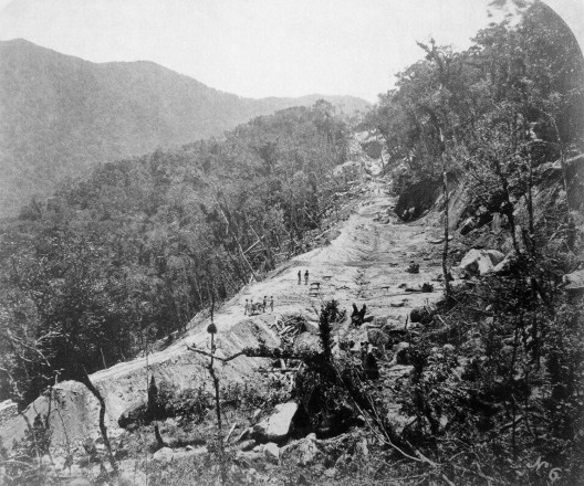 Preparação do terreno na Serra do Mar para receber a via férrea, s/d