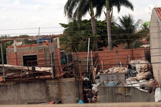 Ocupações irregulares às margens da via, na altura do acesso ao bairro Matão