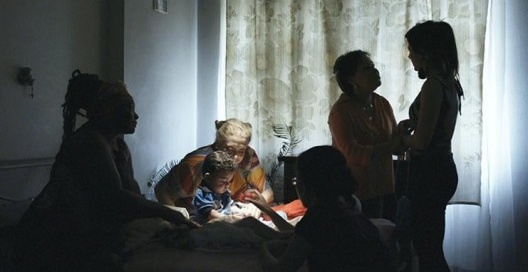 Cena do filme Era o Hotel Cambridge, de Eliane Caffé