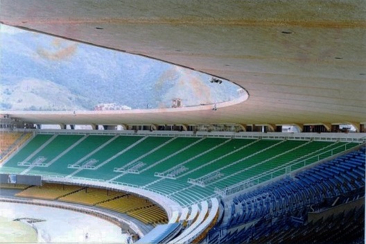 Maracanã durante as obras de 2000: cadeiras coloridas, camarotes no alto e acima a marquise em recuperação