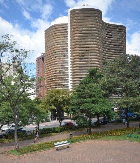 O Edifício Niemeyer, em um panorama capturado em cima do coreto da Praça da Liberdade, Belo Horizonte