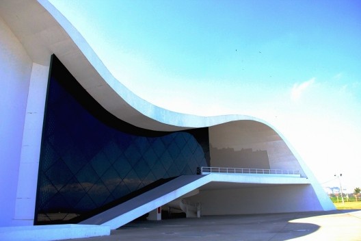 Teatro Popular Oscar Niemeyer, fachada sudeste, Niterói RJ