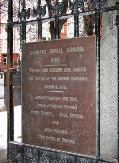 Portão e placa na entrada do Cranary Burial Ground informando o sepultamento das vítimas do Massacre de Boston, Boston MA