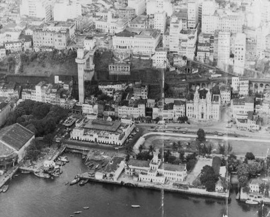 Praça Tomé de Souza nos anos 30. Onde podemos notar a presença da antiga biblioteca pública