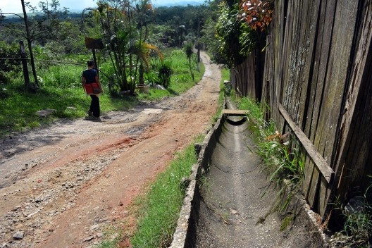 Urbanização do Banhado, canais existentes para a drenagem pluvial são característicos em vários trechos da comunidade, São José dos Campos SP, 2019. Coordenadores Jeferson Tavares e Marcel Fantin / PExURB IAU USP