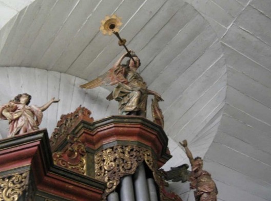 Anjo portando emblema da Terceira Ordem Franciscana no coroamento do órgão Arp Schnitger