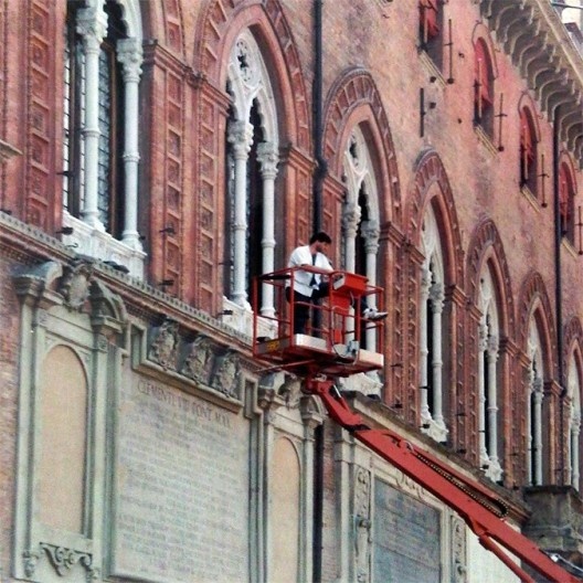 Grua para limpeza de fachadas, Bolonha, Itália
