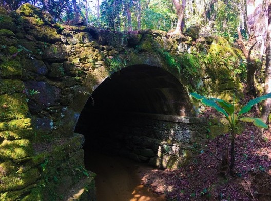 Ponte em arco da antiga Estrada Imperial, feita de alvenaria de pedra arrumada e argamassada