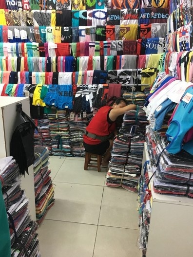 Vigilância, padronização estética, desorganização e cansaço em comércios chineses em João Pessoa