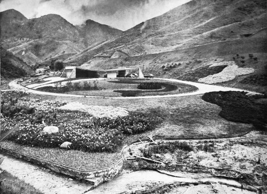 Casa Cavanelas, 1954, arquiteto Oscar Niemeyer e paisagista Roberto Burle Marx. A arquitetura e paisagismo reinterpretam as regras ambientais biológicas e geológicas