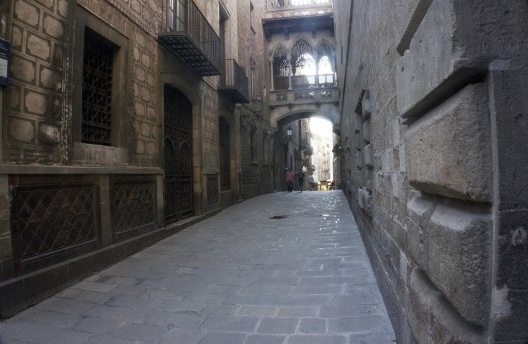Bairro Gótico, na antiga área central, de formação anterior ao Ensanche e a este conectado pelo Plano de Reforma Interior