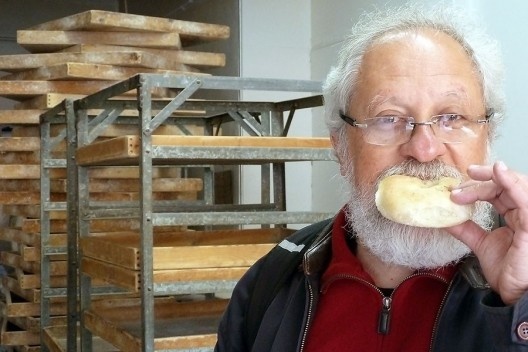 Em Nova York, Michel Gorki come o primeiro \"bialy\" de sua vida