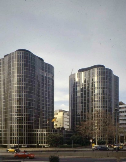 José A. Coderch, Edifícios Trade, Barcelona, 1965. A sinuosidade do conjunto encobre o fato de que a planta das torres não é mais do que um quadrado cujos lados foram tratados como curvas côncavas e convexas