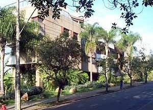 Adensamento adequado a bairros de habitação unifamiliar. Convivência tranqüila entre o antigo e o novo. Excelente drenagem urbana e manutenção do verde. Permanência da configuração espacial da rua. Uma casa é substituída por 4 ou 6 apartamentos