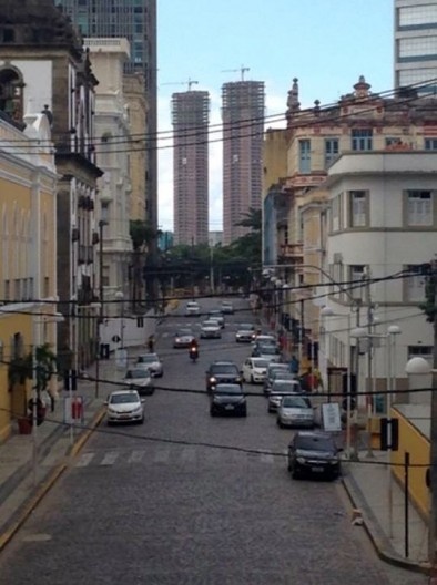 Torres em construção que redefinem paisagens históricas do Recife, maio de 2015