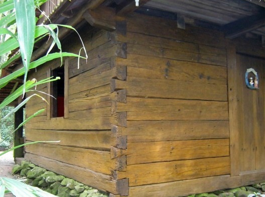 Casa polonesa de toras instalada no terreno como área de churrasqueira. Fonte: acervo pessoal