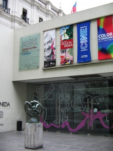 Acesso do Centro Cultural La Moneda, Santiago, Chile: o desnível em relação ao Palácio La Moneda, deixa livre a apreensão do palácio presidencial