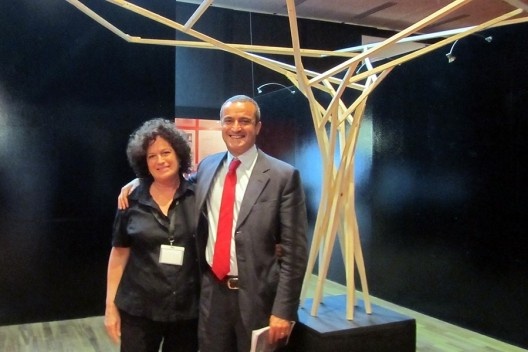 Rivka Oxman e José Duarte junto a um protótipo fabricado digitalmente exposto no local da conferência