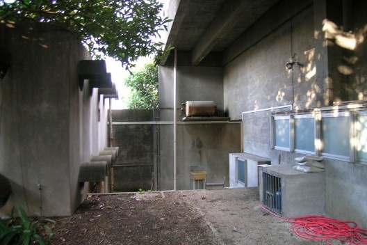 João Batista Vilanova Artigas, Residência Telmo Porto, São Paulo, 1968. Vista da face posterior e à esquerda a edícula