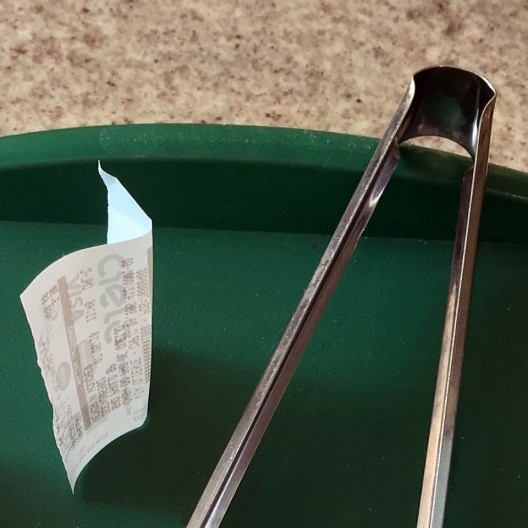 Comprovante de pagamento sobre bandeja de uma cafeteria em São Paulo