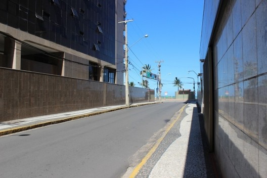 A ostentação da miséria. Muros em granito em Boa Viagem