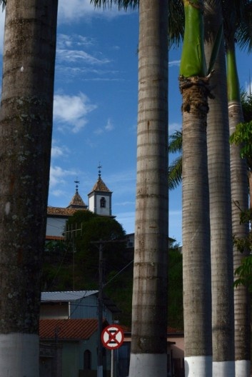 Centro urbano com a Igreja Matriz em primeiro plano e a Estátua do Padre João ao fundo