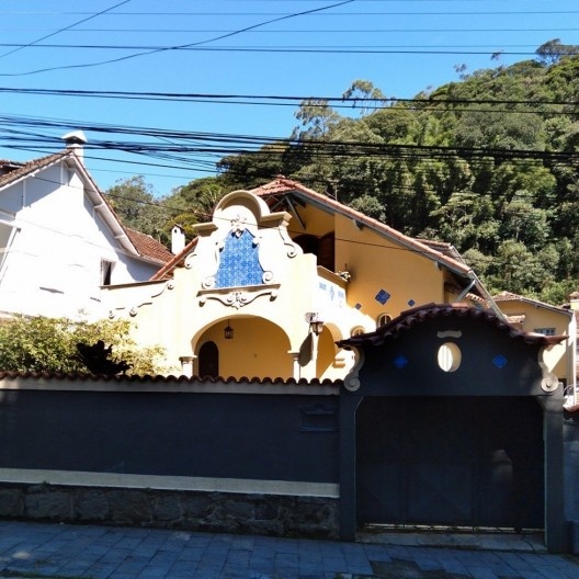 Exemplar residencial neocolonial na rua Santos Dummont, n. 570