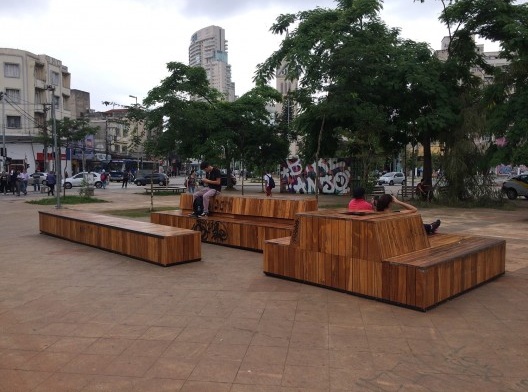 Mobiliário instalado no Largo da Batata, na cidade de São Paulo, Brasil
