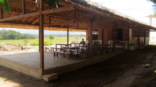 Centro Experimental Floresta Ativa - CEFA, refeitório e cozinha principal com estrutura de madeira, RESEX Tapajó-Arapiuns PA. Arquiteta Cristina Xavier