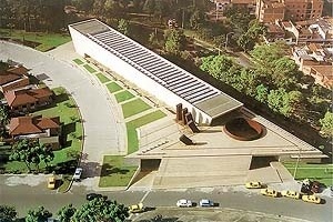 Templo das Cinzas e Unidade Crematória, Medelim, Colômbia. Projeto 1996. Inauguração 1998. Arquitetos Juan Felipe Uribe de Bedout, Mauricio Gaviria e Hector Mejia Velez