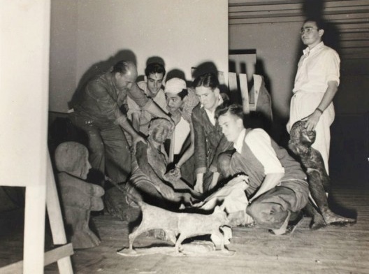 À frente, O Gato, obra de Pericle Fazzini. Ao fundo, ao centro, Aldemir Martins, Guimar Morelo e Marcelo Grassmann movimentando a obra Mulher Deitada, de Jozef Cantre, 1951
