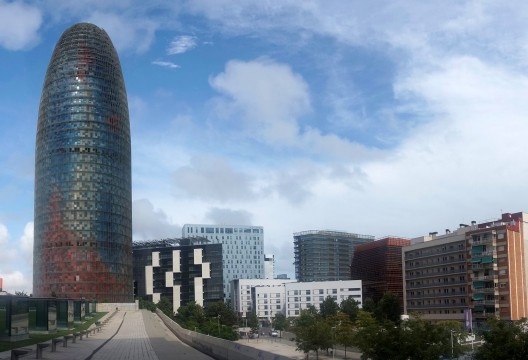 Vista do Poblenou, antigo bairro industrial a leste de Barcelona, objeto de intervenção contemporânea — 22@ BCN, o qual manteve a morfologia do Plano de Cerdà para o Ensanche. Em destaque a Torre Agbar (Arquiteto Jean Nouvel, 2005), junto à Avenida Diagon