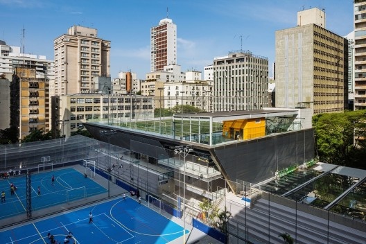 Ginásio colégio São Luis, quadra na cobertura. Urdi arquitetura.