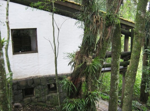 Detalhe das pedras utilizadas para isolar o fechamento da casa