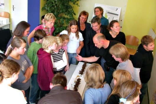 Em Leipzig (Alemanha), foi criado um ponto de encontro ao ar livre para adolescentes. Com a finalidade de desenvolver idéias foram realizadas diversas seções de brainstorming com estudantes. (Grünflächenamt Leipzig 2007)