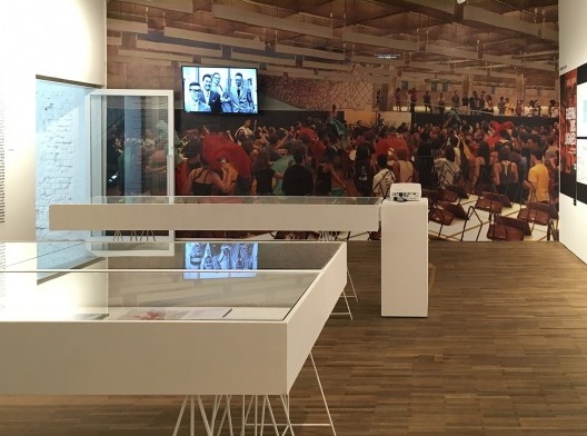 Exposição FAU 70 anos, sala com vídeos, fotos e produção premiada de professores da escola