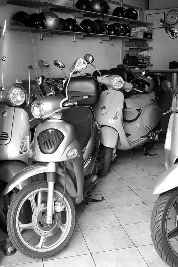 A cidade mantém muito de seu traçado antigo, com isso a \"arte\" de estacionar motos como esse micro-estacionamento é bem difundida...