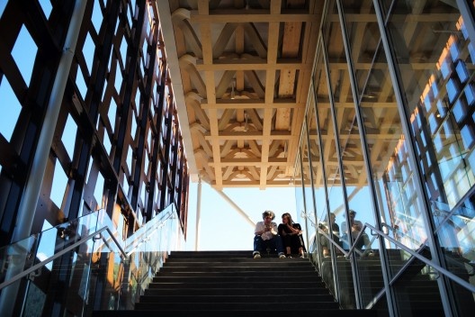 Novo Museu de Aspen, Colorado, transparência na circulação vertical. Shigeru Ban Architects
