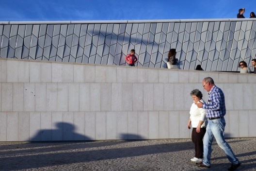 Promenade defronte ao novo edifício do MAAT
