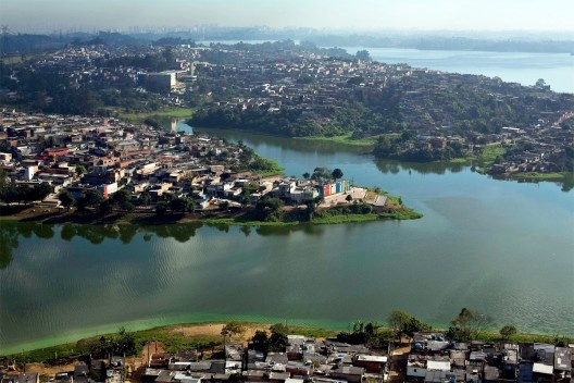 Vista aérea do Cantinho do Céu às margens da Billings