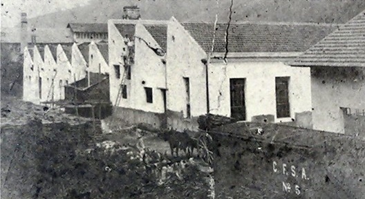 Fachada para a rua principal do distrito, 1950