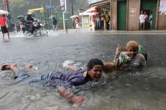 São Paulo: Pangéa - Garotos na chuva no centro de São Paulo